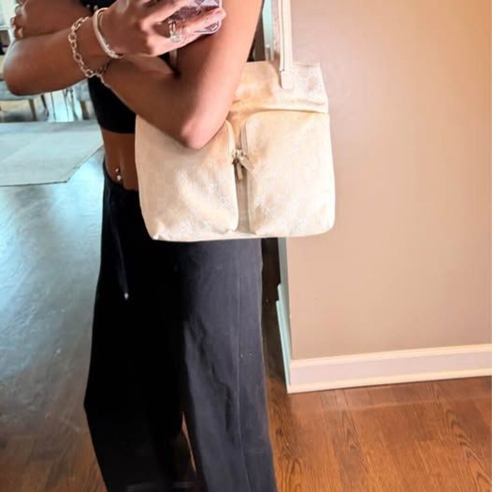 💗 Authentic Beige and Cream Gucci Monogram GG Canvas leather tote with pockets - Picture 4 of 10